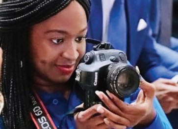  MARIAME DIEFAGA NAVIGUE ENTRE LA PHOTOGRAPHIE,  LA BIJOUTERIE ET LA RESTAURATION.